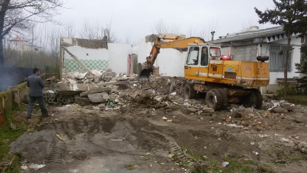 شروع عملیات تخریب ساختمان خریداری شده جنب دفتر نمایندگی شهرستان عباس آباد

