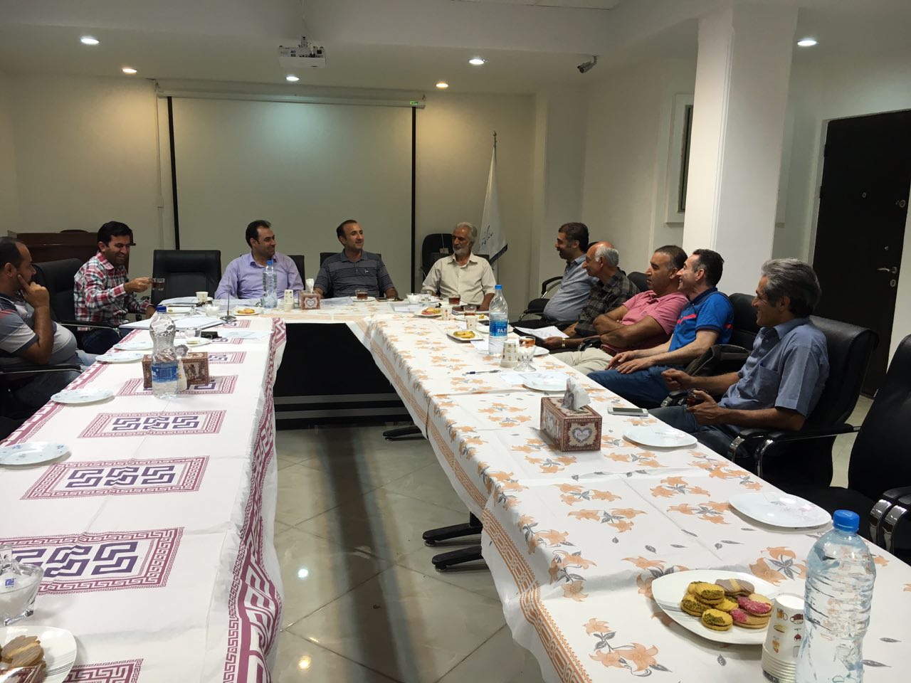 جلسه سرپرست دفتر نمایندگی با کمیته مجریان و مهندسین مجری برگزار شد
